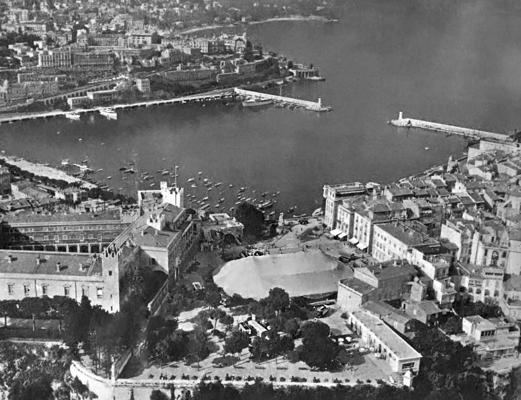 Il tendone di Gruss-Jeannet nella piazza del Palais Princier